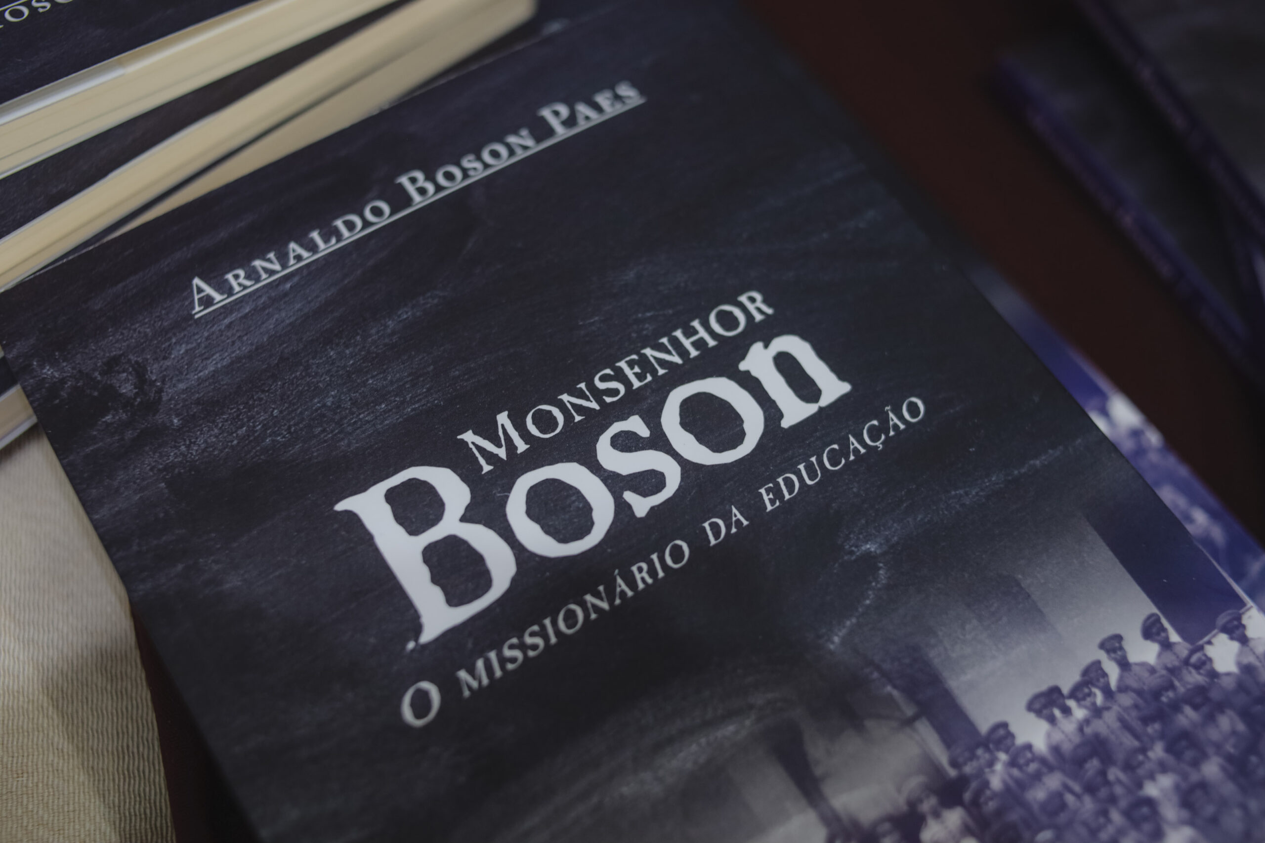 Capa da biografia do Monsenhor Boson.