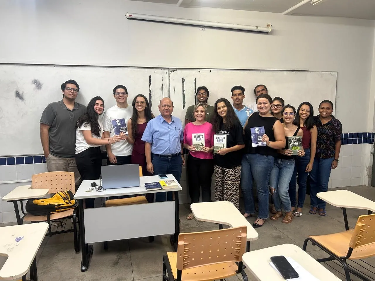 Zózimo Tavares com alunos do Curso de Ciência Política da UFPI.