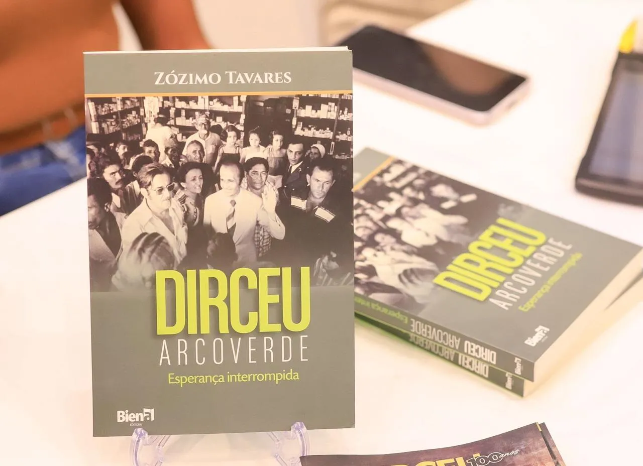 Capa da biografia de Dirceu Arcoverde