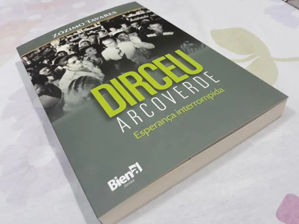 O livro que conta a história de Dirceu Arcoverde/Imagem: Bienal Editora.