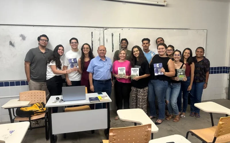 Zózimo Tavares com alunos do Curso de Ciência Política da UFPI.