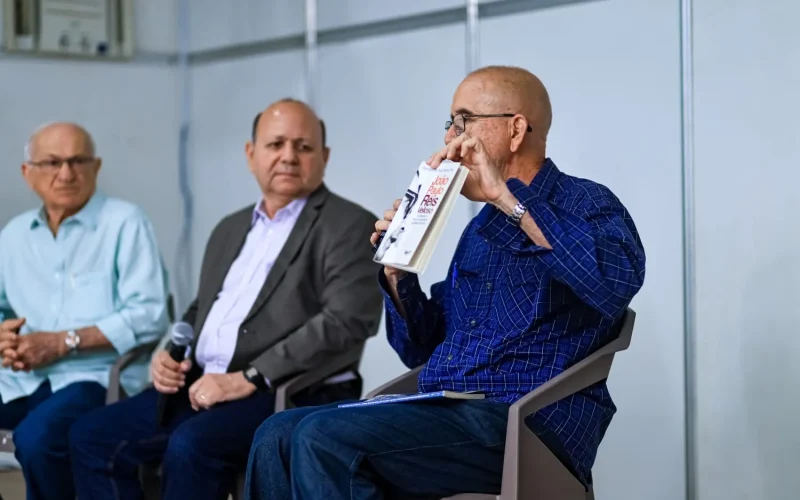 Professor Assis Veloso lança livro no SaLiPi/Imagens: Jonathan Dourado