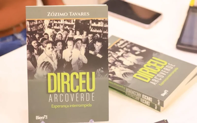 Capa da biografia de Dirceu Arcoverde