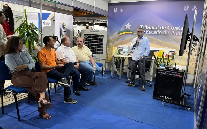 Oton Lustosa na reunião do Clube do Livro do TCE/Imagens: Válbia Sousa.