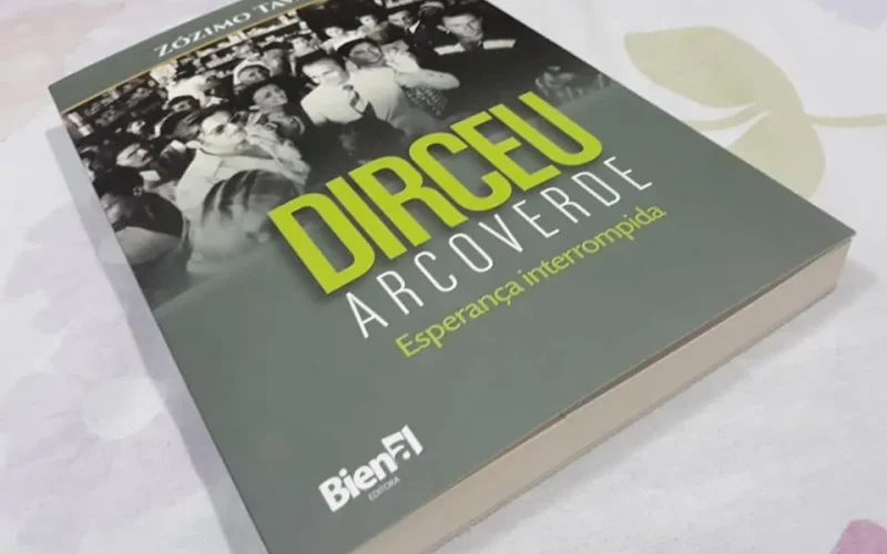 O livro que conta a história de Dirceu Arcoverde/Imagem: Bienal Editora.